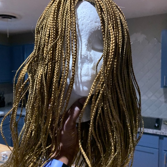 Gorgeous Micro Conroe wig - Picture 7 of 7